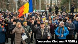 Sute de moldovenii au sărbătorit deschiderea negocierilor de aderare cu UE în curtea Președinției, la invitația președintei Sandu, 17 decembrie 2023. 