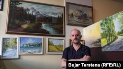 Šućri Ćeljiku ispred slike (gore levo), koju je uspeo da uzme iz svog stana u Severnoj Mitrovici.