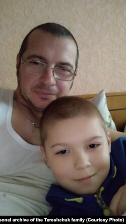 Олександр Терещук з татом. Фото з особистого архіву родини