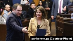 28 თებერვალი, 2024 წელი. პარლამენტის საგარეო ურთიერთობათა კომიტეტის თავმჯდომარე ნიკოლოზ სამხარაძე და აშშ-ის ელჩი რობინ დანიგანი საქართველოს პარლამენტში. 