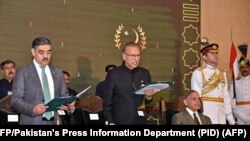 ولسمشر علوي د اګست پر ۱۴مه کاکړ ته سوګند ورکړ. 