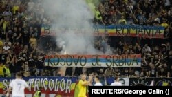 Ultrașii de la Uniți sub Tricolor au afișat bannere pe care scria „Kosovo e Serbia”.