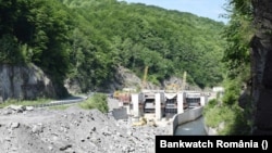 Un zvon fals privind vânzarea Hidroelectrica împrăștie furie online: una dintre cele mai profitabile companii românești ar fi fost vândută în secret Franței, mai precis lui Emmanuel Macron, probabil cel mai atacat lider european în România, după Volodimir Zelenski.Foto: Livezeni.