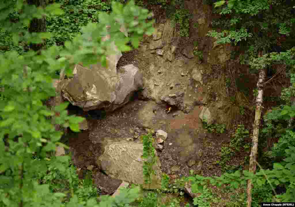 Në një pyll pranë fshatit Lopatari, po ashtu në qarkun Buzau, digjen zjarre për të cilat vendasit thonë se janë ndezur herë pas here për rreth 2000 vjet. &nbsp;