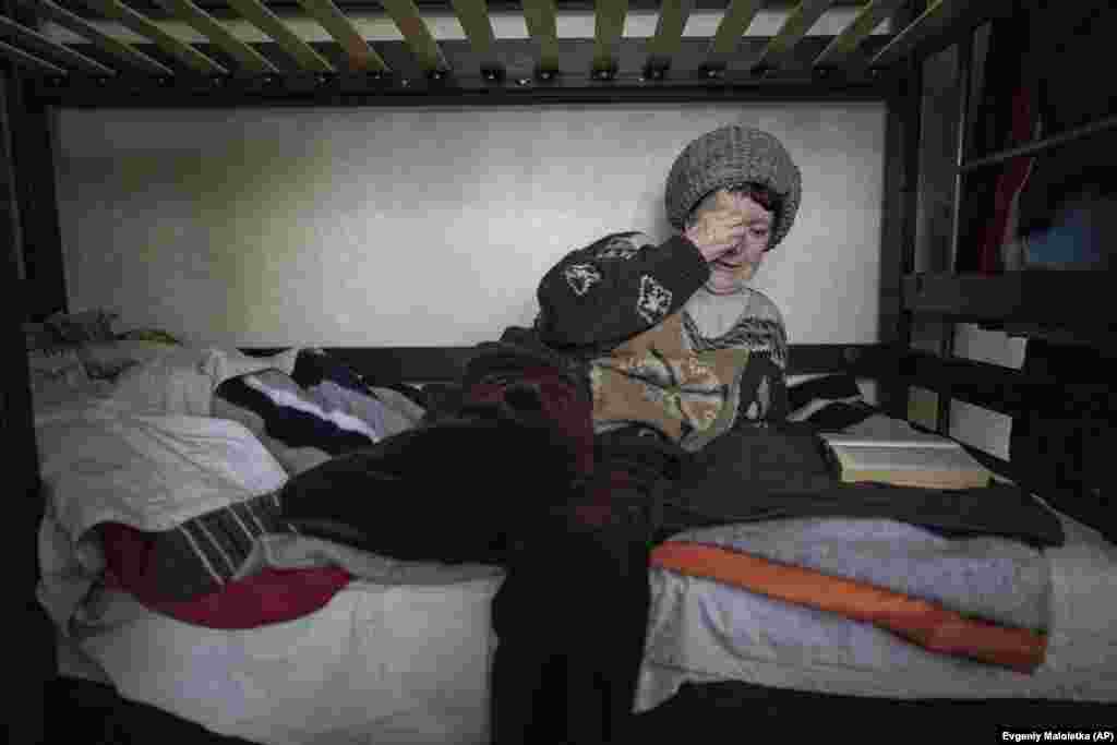 Ще одна врятована жінка з Бахмута &ndash; 80-річна Олександра, плаче, лежачи на ліжку в притулку. Військовий ЗСУ, який допомагав евакуювати її, сказав, що це був другий випадок за тиждень, коли вони вивозили цивільних. Люди кажуть: &laquo;не їхали, бо сподівалися, що все буде добре&raquo;. Костянтинівка, Донецька область, 3 квітня 2023 року &nbsp;
