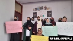 در اعتراض به محدودیت های وضع شده زنان همواره گردهمایی های را تشکیل داده و صدای خود را بلند کرده اند اما طالبان تاکنون پاسخ مثبت نداده اند