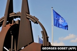 Прапор НАТО на штаб-квартирі НАТО в Брюсселі