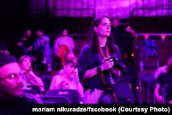 მარიამს გადაღებისას ყოველთვის თან აქვს და ადვილად ხილვად ადგილას უკიდია პრესბარათიც და სამკლავურიც, რომელსაც დიდად აწერია “PRESS” - სახის დაფარვაზე მუშაობის დროს ჯარიმებისგან თავდასაცავად ის პრინციპულად უარს ამბობს.