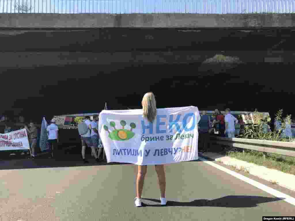 Ekološki aktivisti blokirali su most Gazela, koji je deo međunarodnog autoputa, tražeći da se izmene Zakona o planiranju i izgradnji stave van snage.