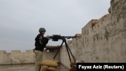 له پېښور ښار سره نېږدې یو پولیس د تاڼې له بامه سیمه څاري - انځور له ارشیفه. 