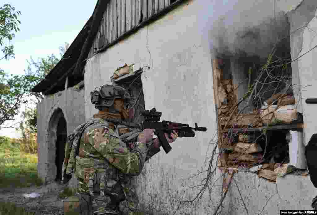 Штурмова група використовує димові гранати. Квітень 2024 року