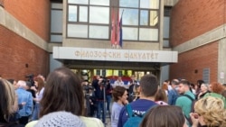 'Nemoćni smo i poraženi': Studenti i profesori ispred blokiranog fakulteta u Novom Sadu