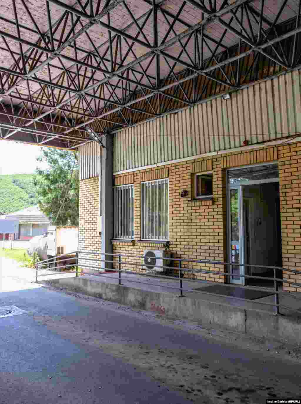 Pripadnici američke vazdušno-desantne divizije stižu u Han i Elezit 12. juna 1999. godine na tadašnji jugoslovenski granični prelaz. Sada je to granični prelaz sa Severnom Makedonijom.