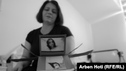 "Më ndjek hija e saj", thotë Milihatja me fotografitë e së bijës në duar.