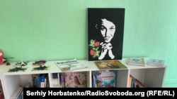 Портрет закатованого російськими військовми письменника Володимира Вакуленка у капитолівській бібліотеці