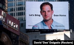 Банер із закликом звільнити журналіста Wall Street Journal Евана Гершковича, якого влада Росії утримує у в'язниці. Нью-Йорк, США, 29 березня 2024 року