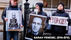 Під час акції біля консульства Росії у США у день повідомлення про смерть опозиціонера Олексія Навального протестувальники тримають плакати, зокрема, з написом «Putin – killer» (Путін – вбивця). Нью-Йорк, 16 лютого 2024 року