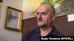 Šućri Ćeljiku sa uzbuđenjem priča o napuštanju stana 1999. godine.