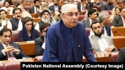 د پاکستان ولسمشر اصف علي زرداري د پارلېمان غونډې ته وينا کوي ـ انځور له ارشيفه