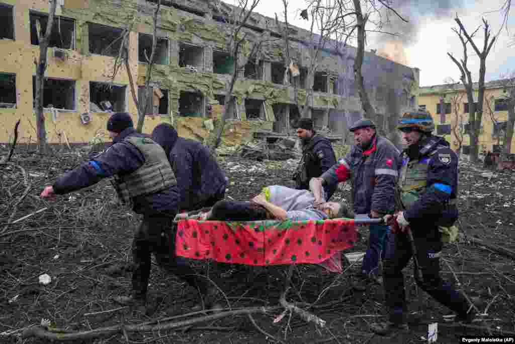 Iryna Kalinina, an injured pregnant woman, is carried from a maternity hospital that was damaged during a Russian air strike in Mariupol, Ukraine, on March 9, 2022. Her baby, named Miron (after the word for "peace"), was stillborn, and half an hour later Iryna died as well. World Press Photo of the Year: Mariupol Maternity Hospital Airstrike by&nbsp;Evgeniy Maloletka, AP