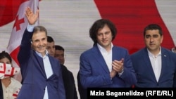 "ქართული ოცნების" საპატიო თავმჯდომარე ბიძინა ივანიშვილი (მარცხნივ), პრემიერ-მინისტრი ირაკლი კობახიძე (ცენტრში) და პარლამენტის თავმჯდომარე შალვა პაპუაშვილი 2024 წლის 29 აპრილს ხელისუფლების მიერ ორგანიზებულ აქციაზე საქართველოს პარლამენტთან 