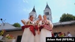 Gra me veshje tradicionale kroate gjatë festës së Zonjës së Madhe në Letnicë. 