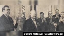 L.I. Brejnev îi înmânează lui N.S. Hrușciov înaltele distincții de stat. „Cultura Moldovei”, 18 Aprilie 1964.