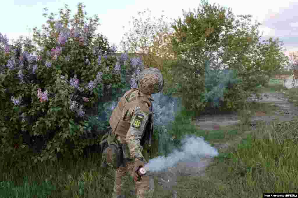 Морпіх &laquo;Шпаля&raquo; кидає димову гранату під час тренувального штурму будівлі