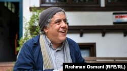 Ron Haviv gjatë një interviste për Radion Evropa e Lirë, në Prishtinë, më 10 qershor 2024.