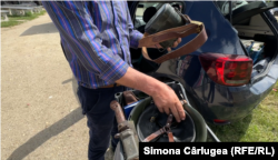 Un ofițer în rezervă vinde efecte militare în piața din Plenița.