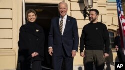 Președintele american Joe Biden (centru) alături de omologul său ucrainean Volodimir Zelenski și soția acestuia, Olena Zelenska la Kiev, 20 februarie, 2023