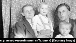 Велло Хиндреус аялы жана балдары менен. Хакасия.