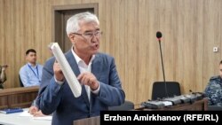 Бұрынғы мәдениет және спорт министрі Арыстанбек Мұхамедиұлы сот залында.
