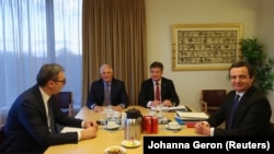 Predsednik Srbije Aleksandar Vučić, kosovski premijer Aljbin Kurti, visoki predstavnik EU za spoljnu politiku i bezbednost Žozep Borelj i evropski izaslanik za dijalog Miroslav Lajčak, u Briselu, 27. februara 2023.