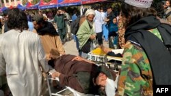 په هرات کې د اکتوبر ۱۵مې تر زلزلې وروسته خلک ژوبل کسان د سیمې روغتون ته لېږدوي.