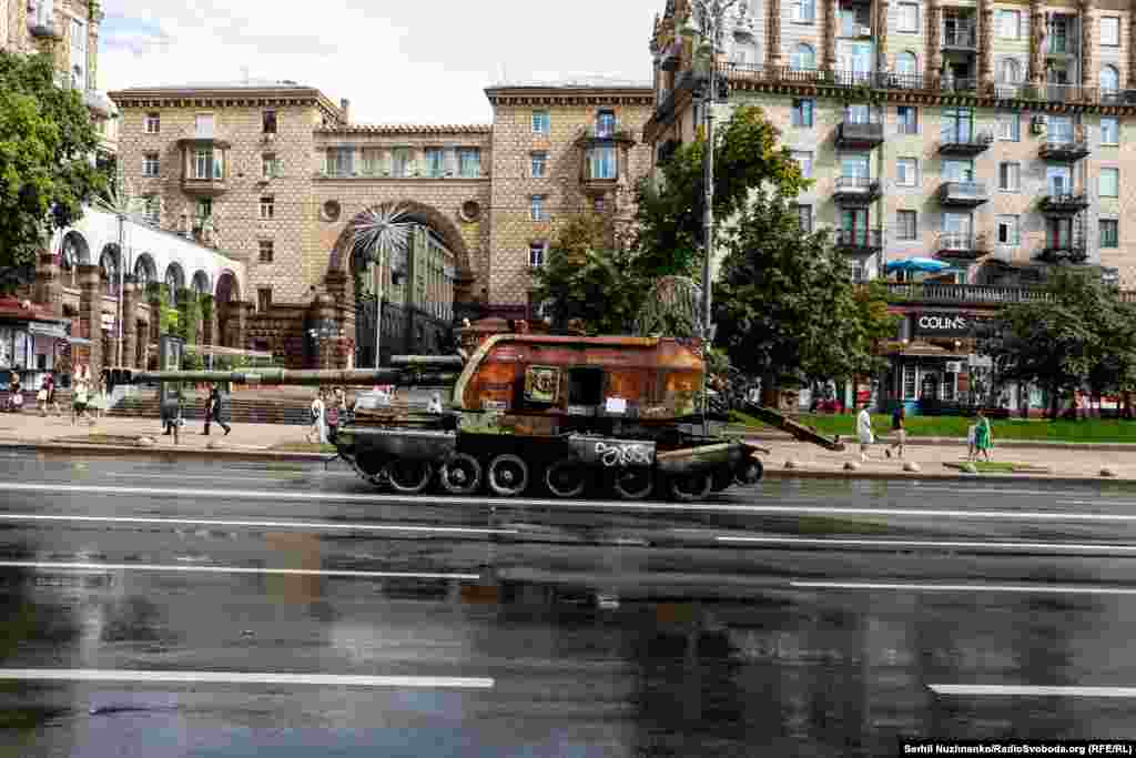 Echipamente militare ale armatei ruse distruse, pe bulevardul Kreșceatik. Kiev, 21 august 2023 &nbsp;