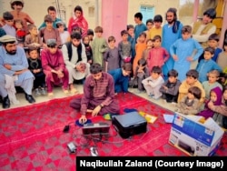 نقیب الله در حال تهیه عکس برای شمولیت اطفال در مکاتب ولایت خوست