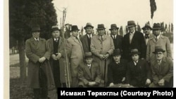 1935 елның 11 марты. Истанбулның Әдернәкапы зираты. Йосыф Акчураны җирләү вакыты. Уртада - Гаяз Исхакый.
