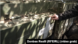 Танкісти демонструють динамічний захист ERAWA. На задньому тлі рядянський «Контакт»