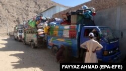 مهاجرین افغان در پاکستان در نتیجه محدودیت های وضع شده مجبور به ترک آن کشور شده اند