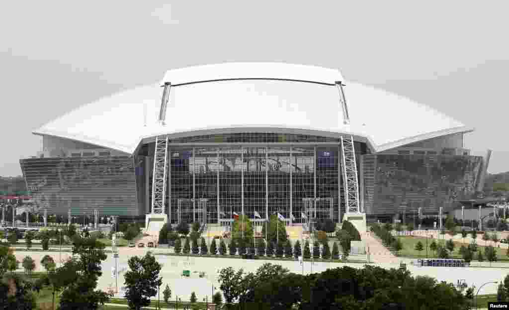 AT&amp;T Stadium, დალასი, აშშ AT&amp;T Stadium-ზე, რომელსაც თავისი მოძრავი სახურავი გამოარჩევს, 2011 წლის &bdquo;სუპერბოული&ldquo; გაიმართა და ის დღემდე ინარჩუნებს NFL-ის სატიტულო მატჩებს შორის მეორე ყველაზე მაღალი დასწრების სტატუსს 103 ათასზე მეტი მაყურებლით. ცნობილია, რომ მუნდიალისთვის მისი ტევადობის გაფართოება იგეგმება. საჭირო იქნება ხელოვნური ბალახის ბუნებრივით ჩანაცვლებაც, ისევე, როგორც აშშ-ს სტადიონების უმრავლესობაზე.
