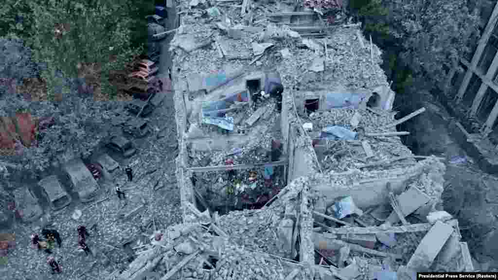 Масштаби руйнування житлового будинку у Львові внаслідок російського ракетного удару вночі 6 липня.&nbsp; Президент Росії Путін стверджує, що російська армія не завдає ударів по цивільній інфраструктурі та цивільному населенню. Насправді, від моменту широкомасштабного вторгнення Росії в Україну 24 лютого 2023 року, російська армія щоденно обстрілює із артилерії, бомбардує із літаків, атакує ракетами та дронами українські міста і села, руйнуючи житлові будинки, лікарні, школи, водогони та іншу цивільну інфраструктуру. Щодня гинуть цивільні громадяни України. Серед них і діти