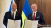 Український прем'єр Денис Шмигаль (ліворуч) та очільник чеського уряду Петр Фіала (праворуч) під час підписання спільної заяви у Празі, 16 липня 2024 року 