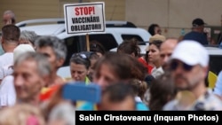 La scurt timp după adoptarea strategiei naționale pentru vaccinare, în august 2023, partidul AUR a organizat un protest la Ministerul Sănătății.