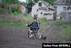 Микола з котом Тимохою поруч. Козача Лопань, травень 2024 року