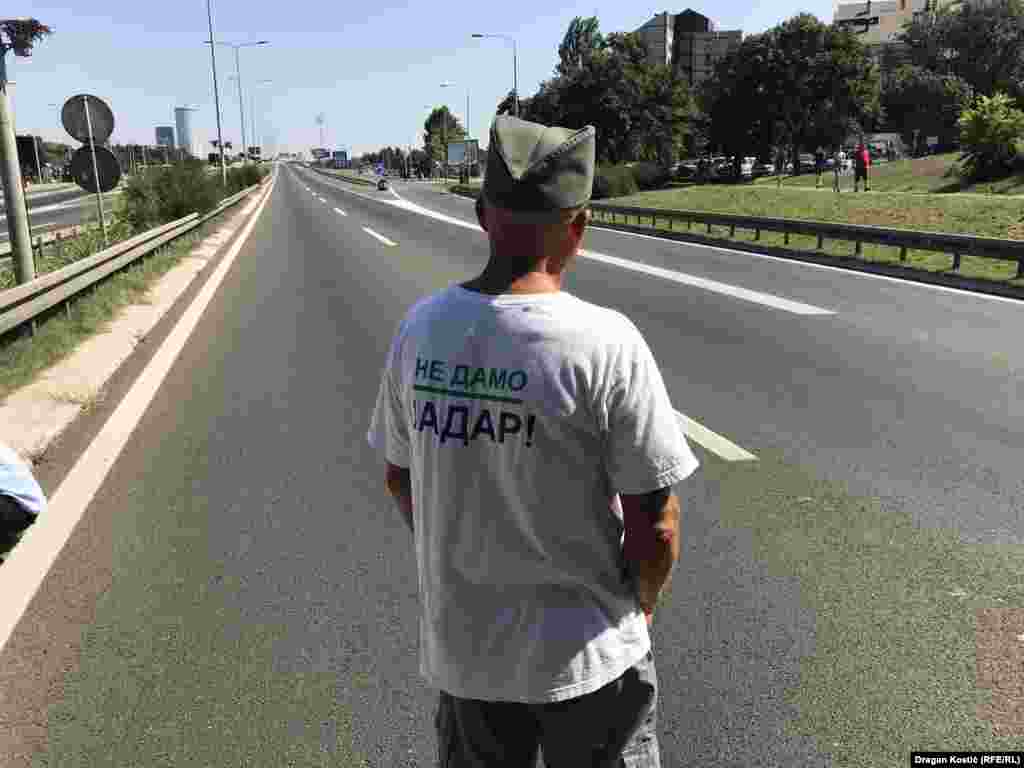 Ovo nije prvi put da ekološki aktivisti blokiraju autoput. To su učinili i 5. avgusta kada su im se priključili učesnici protesta "Srbija protiv nasilja" koji se od maja održavaju u gradovima širom Srbije.