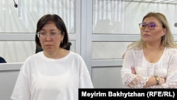 Айгерим Тлеужан (слева) на оглашении приговора по делу о «захвате алматинского аэропорта» во время Январских событий. Алматы, 11 июля 2023 года