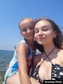 Настя Порохня разом з молодшою сестрою Сашею. Фото з особистого архіву родини