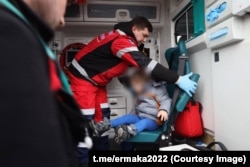 Двох діток супроводжувала карета швидкої допомоги через стан здоров’я