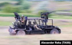 რუსი ჯარისკაცები უკრაინაში ცდიან დრონის საწინააღმდეგო სისტემას 2024 წლის ივნისში. მსუბუქ მანქანაზე დამონტაჟებულია რამდენიმე ავტომატური იარაღი, დრონების საწინააღმდე იარაღი კი, როგორც ჩანს, მანქანის წინა და უკანა მხარეს დამაგრებული ყუმბარმტყორცნების მილებიდან ისვრის.